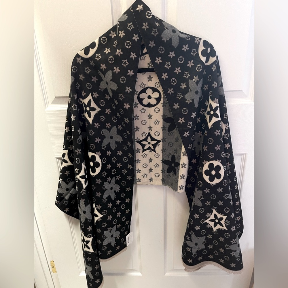 Luxury Style Scarf NWT - Picture 1 of 3